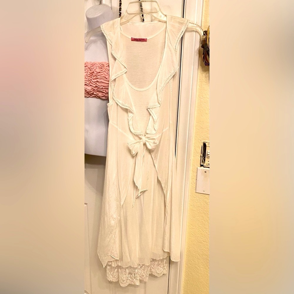 Tizian’s Cervasio double layer dress in white.